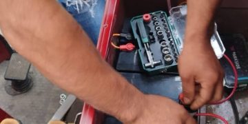 Tânăr reținut pentru furtul a cinci acumulatori de motociclu electric din curtea unei biserici