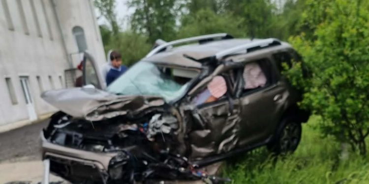 Accident pe DN 68, la Băuțar. Un șofer a ajuns la spital după impactul cu un ansamblu de vehicule
