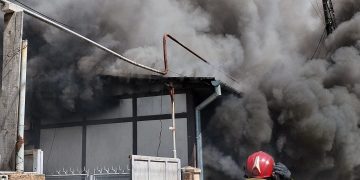 Incendiu puternic la o locuință din Reșița. Pompierii intervin cu trei autospeciale și un echipaj SMURD