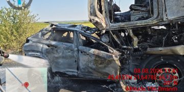 Accident mortal pe DN 58B, în afara localității Berzovia. Un autoturism și un TIR au luat foc după o coliziune frontală